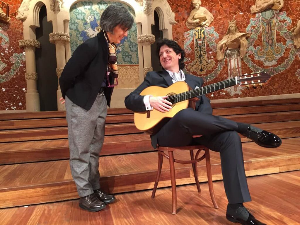 La directora Arantxa Aguirre con el guitarrista y compositor Cañizares